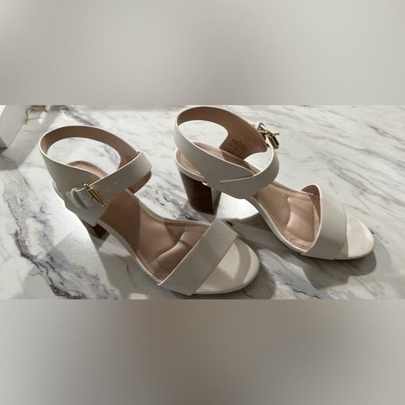 Size 8.5 women’s white with brown faux wooded heel - only worn once - Picture 2 of 4